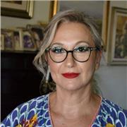 Insegnante di scienze impartisce lezioni a ragazzi di scuola secondaria di secondo grado